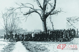 到达陕北的红军一方面军一部留影。1935年10月,中央红军粉碎了敌人多次的围追堵截，克服了各种自然天险，胜利到达陕北。