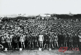 1936年10月，红军三大主力一、二、四方面军在甘肃会宁地区会师。历时两年，历尽艰辛的二万五千里长征胜利结束。