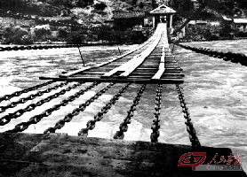 天险大渡河上的泸定桥，铁索横空。1935年5月25日，红军长征中的一场战役在这里打响，粉碎了蒋介石歼灭红军大渡河以南的企图。这场战役被誉为“飞夺泸定桥”。
