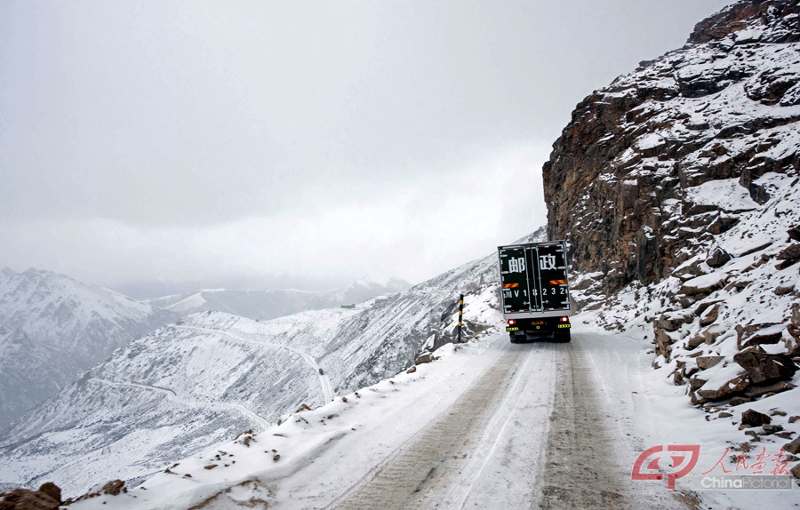 其美多吉驾驶的邮车行驶在被誉为川藏线第一险关的雀儿山险段，结冰的路面下就是万丈深渊。.jpg