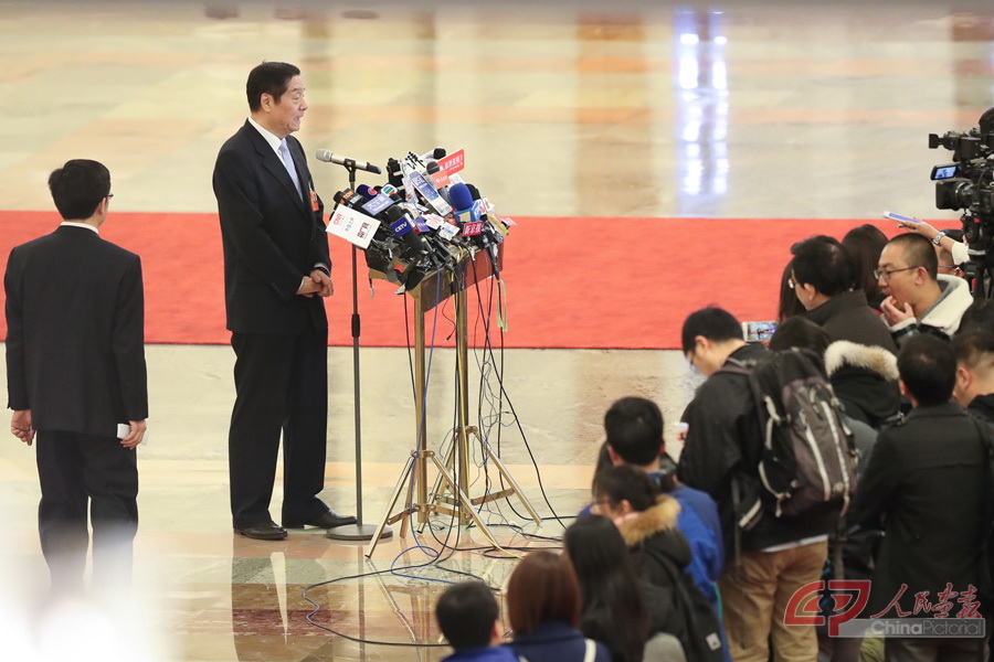海关总署署长于广洲在“部长通道”接受记者采访。.jpg