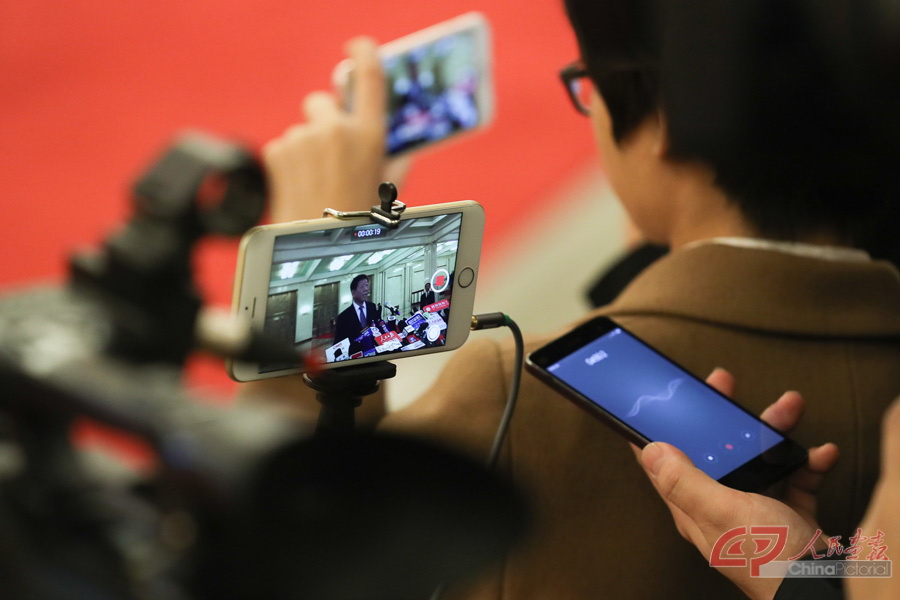 智能手机如今已成为记者们的采访利器。.jpg