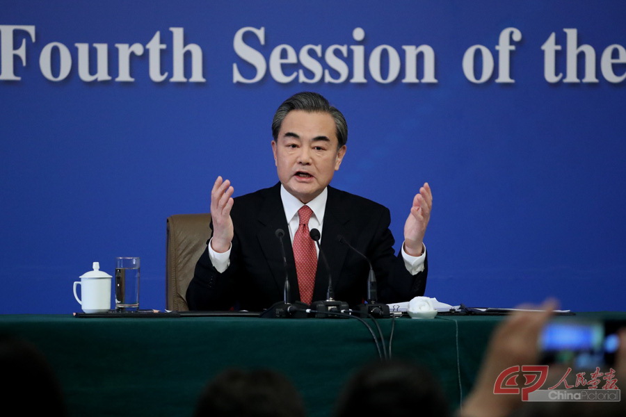 01-2016年3月8日上午十二届全国人大四次会议新闻中心举行的记者会上，外交部部长王毅答记者问。.jpg