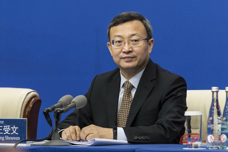 中国商务部副部长王受文接受记者提问。摄影 陈建 (2).jpg