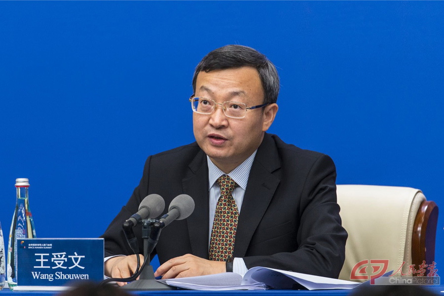 中国商务部副部长王受文接受记者提问。摄影 陈建 (1).jpg