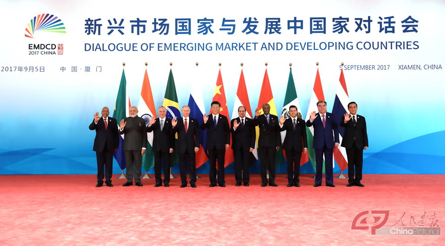 9月5日，新兴市场国家与发展中国家对话会在厦门举行。图为对话会前各国领导人合影。摄影 徐讯1.jpg