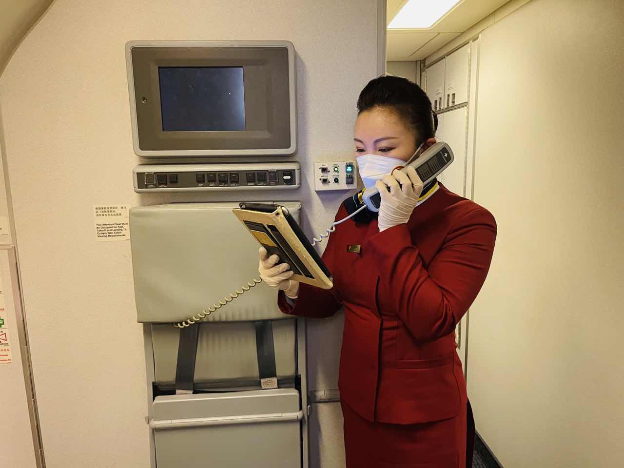023-2 飞行途中，乘务员通过客舱广播，再次提示旅客航站楼调整信息.jpg