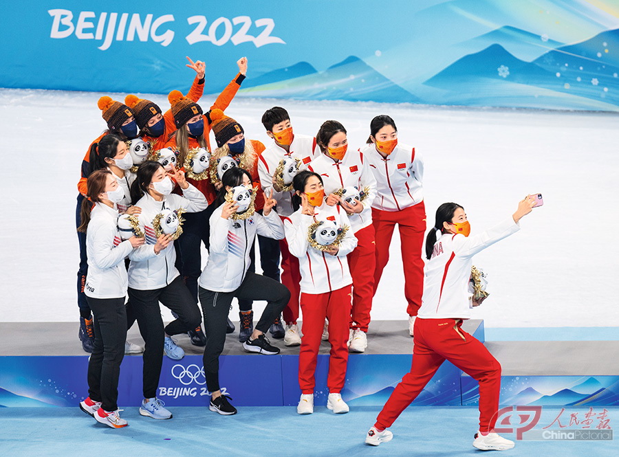 2022年2月13日 首都体育馆 中国队短道速滑女子3000米接力夺得铜牌，颁发纪念品仪式上各国获奖运动员手持冰墩墩合影.jpg