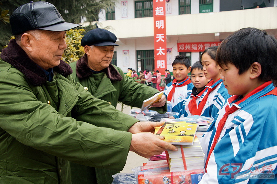 2012年2月14日，编外雷锋团向贫困学生捐赠活动.JPG.jpg