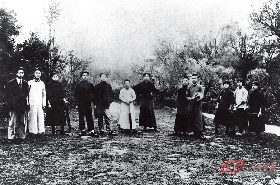 1920年5月8日，毛泽东等新民学会会员在上海半淞园聚会，欢送次日赴法勤工俭学的会员。照片中左七为毛泽东。.jpg