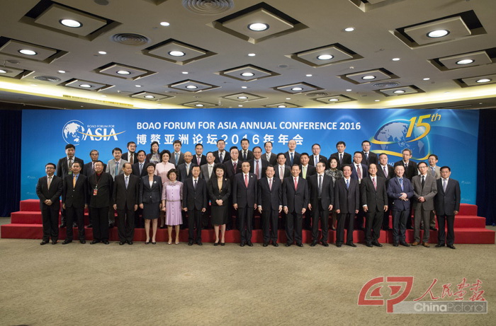 3月24日，国务院总理李克强在海南博鳌与出席博鳌亚洲论坛2016年年会的各国领导人及嘉宾合影。摄影 陈建/人民画报