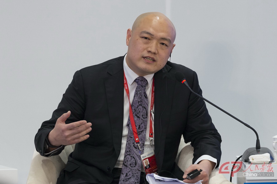 维信诺首席专家张德强发言.