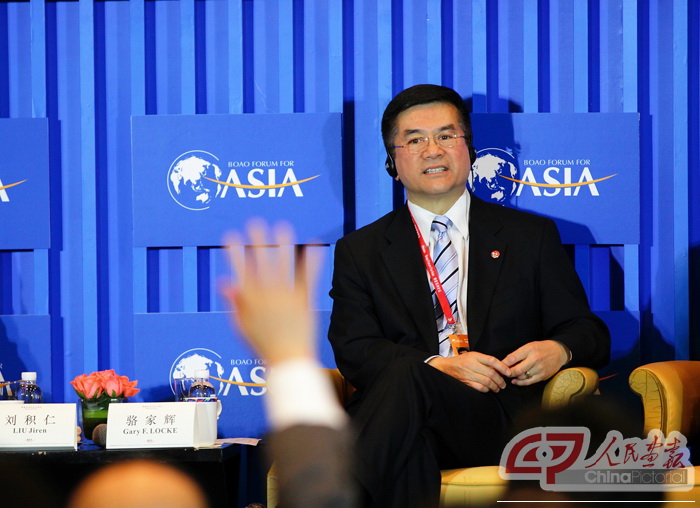 美国驻华大使骆家辉与中国国资委副主任邵宁就中美贸易、投资等问题交换看法。
