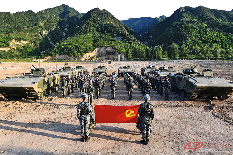 每逢大项任务，红一连官兵都会面向党旗宣誓。（姜东坡摄） (1) 副本.jpg