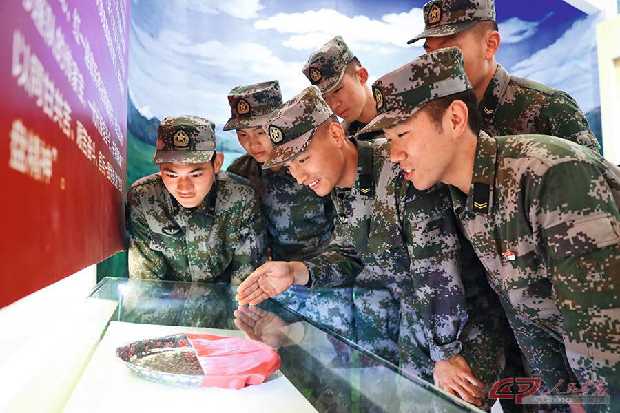红一连的战士们在连史馆里看传家宝“红菜盘”。姜东坡摄.jpg