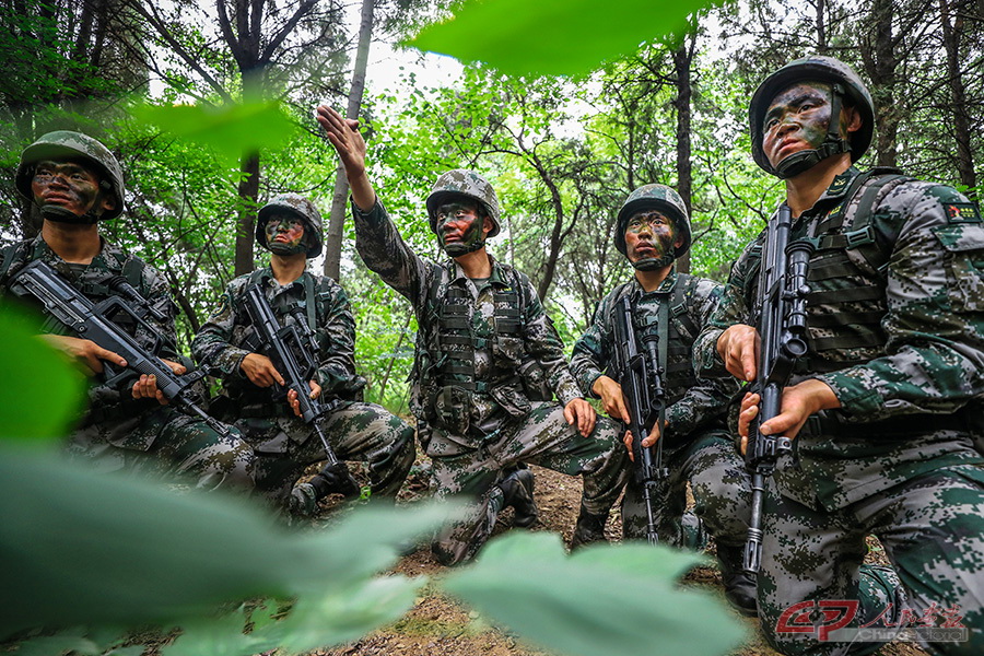 红一连将官兵拉到野外陌生地域，开展实兵对抗演练，锤炼官兵实战技能。（姜东坡、张增岩摄） (9).jpg