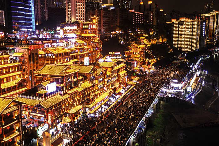6-13洪崖洞璀璨夜景迎来众多游客.png