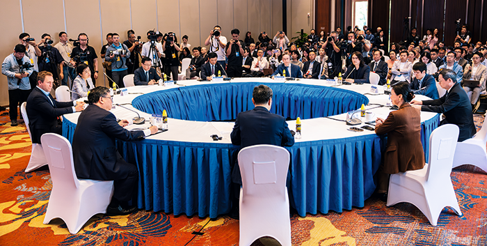 3月26日，博鳌亚洲论坛2025年年会“在-AI-应用中塑造核心竞争力”圆桌会举行。专家学者、行业领袖及企业家代表，聚焦.png