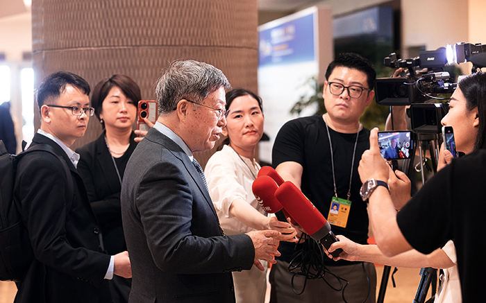 3月26日，中国（海南）改革发展研究院院长迟福林接受媒体采访。摄影段崴-人民画报.png