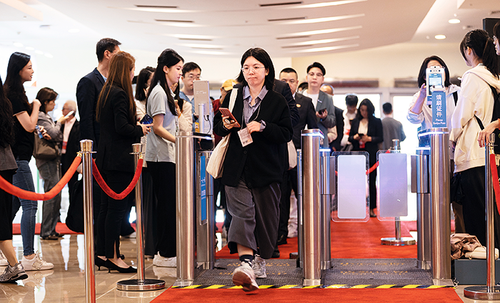 3月26日，博鳌亚洲论坛2025年年会“AI：如何做到应用与治理的平衡推进？”分论坛受到各方关注。分论坛开始前，与会代表.png