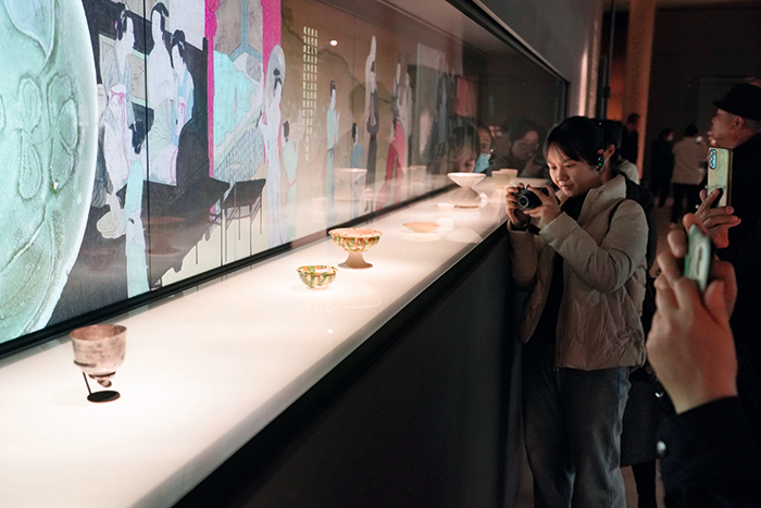 2025年2月26日，游客在西部机场博物馆基本陈列展览（四方馆）内拍摄展厅中的文物。-摄影-邵瑞-新华社.png