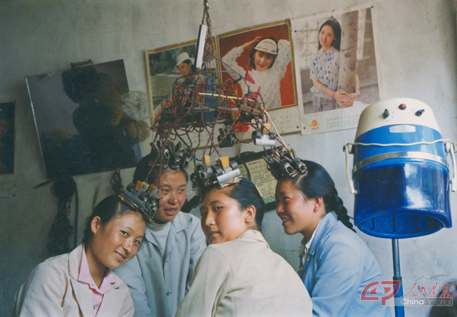 刘建华-《进城烫发的白族青年》-刘建华1985年摄于大理市下关镇鸳浦街-.jpg