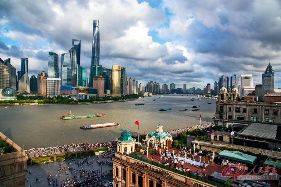 1-03,2018年8月19日。从上海和平饭店屋顶远眺今天的黄浦江两岸。朱耀忠（中国）摄.jpg
