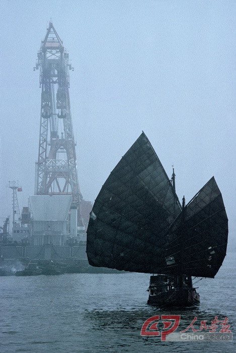 3-01，1980年，上海黄浦江上的帆船。布鲁诺·巴贝（法国） 摄.jpg
