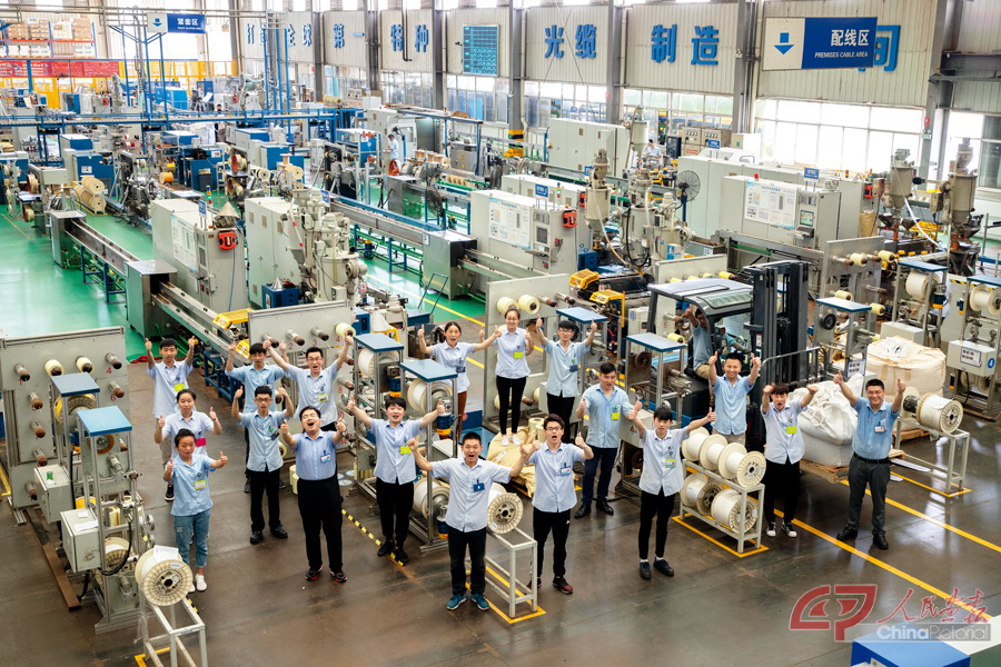 3-03,2018年7月31日，江苏苏州，一家著名线缆生产企业的员工在车间拍合影照。田鸣（中国）摄.jpg