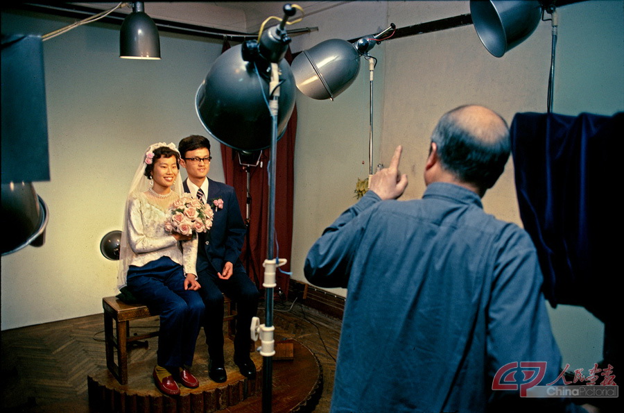 3-05，1980年8月，上海一对新人在拍结婚照。布鲁诺·巴贝（法国） 摄.jpg