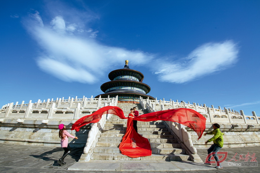 3-05,2015年9月18日，北京天坛，时下拍婚纱照并非要去照相馆。外景就是最好的选择。李军（中国）摄.jpg
