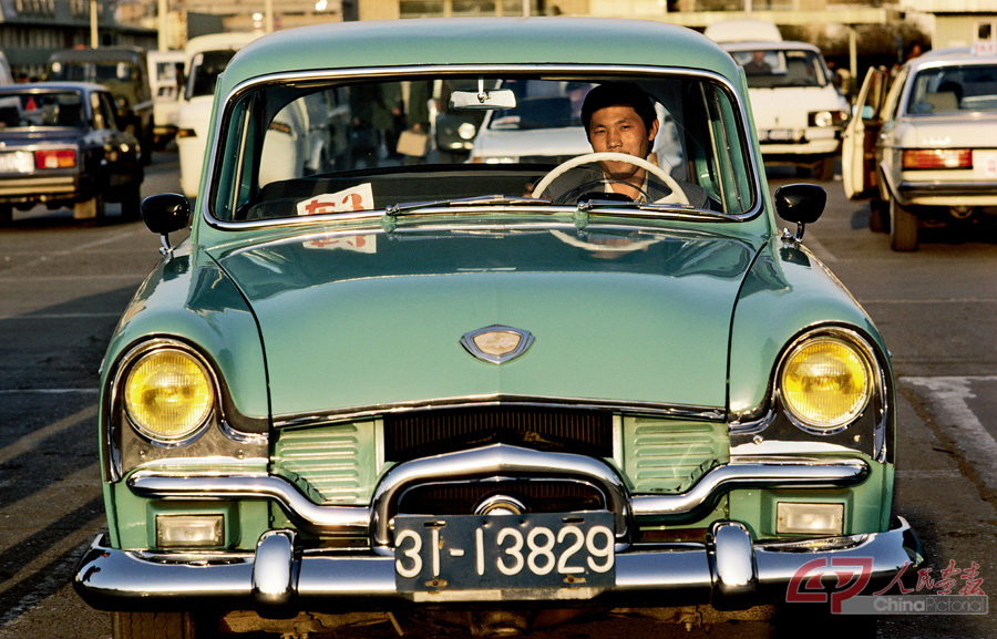 4-02 ，1986年，北京长安街。上海牌轿车。阎雷（法国） 摄.jpg