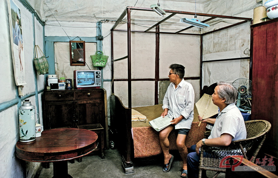 4-08，1987年，四川成都。居民看电视学电工技术。阎雷（法国） 摄.jpg
