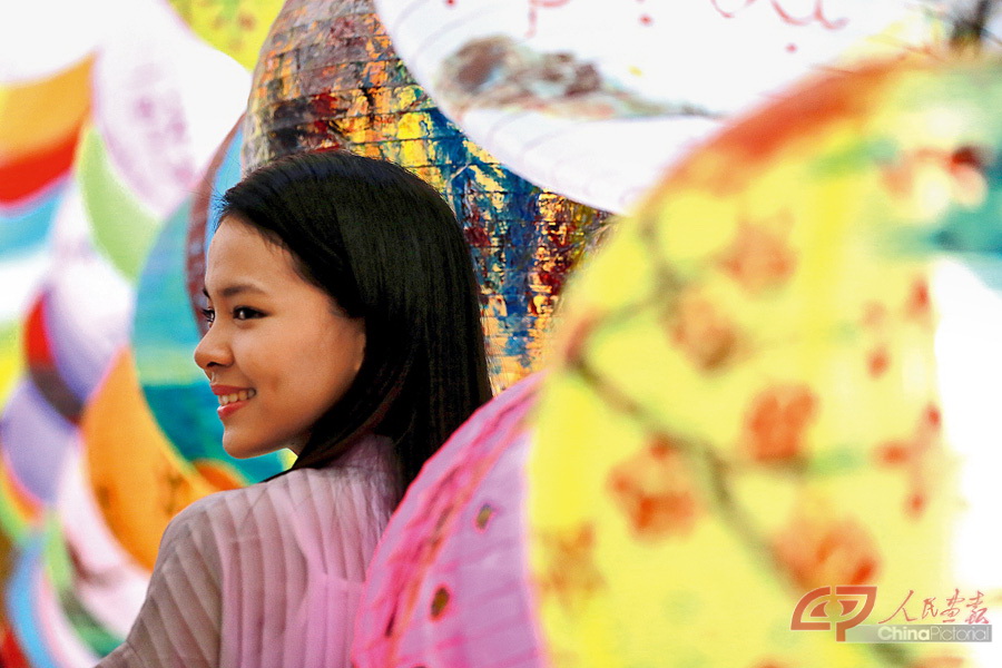 女子在菲律宾马尼拉的春节彩灯前拍照.jpg