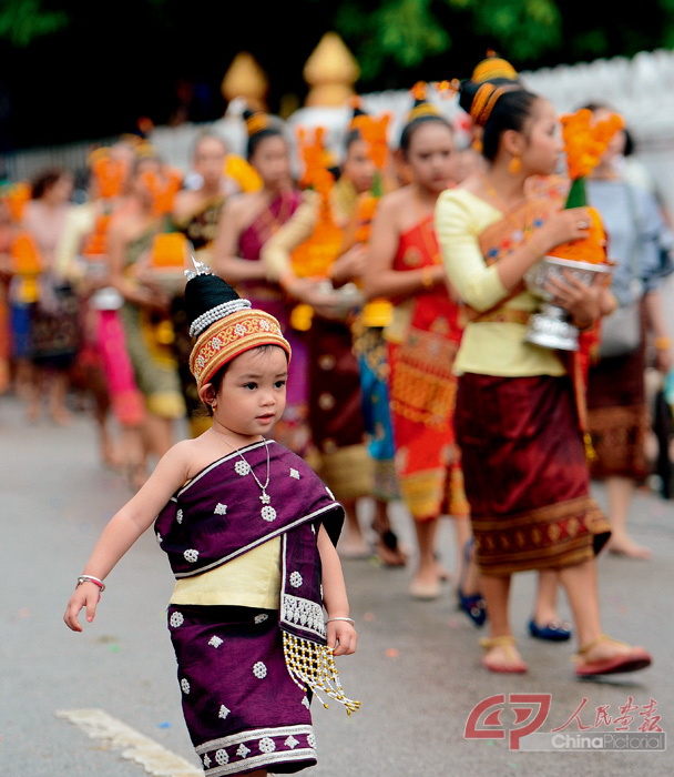老挝琅勃拉邦的身着传统服装的小女孩.jpg