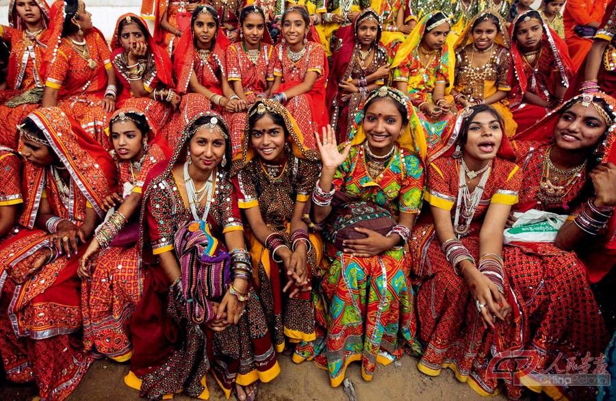 印度普什卡骆驼节上参加表演的姑娘.jpg