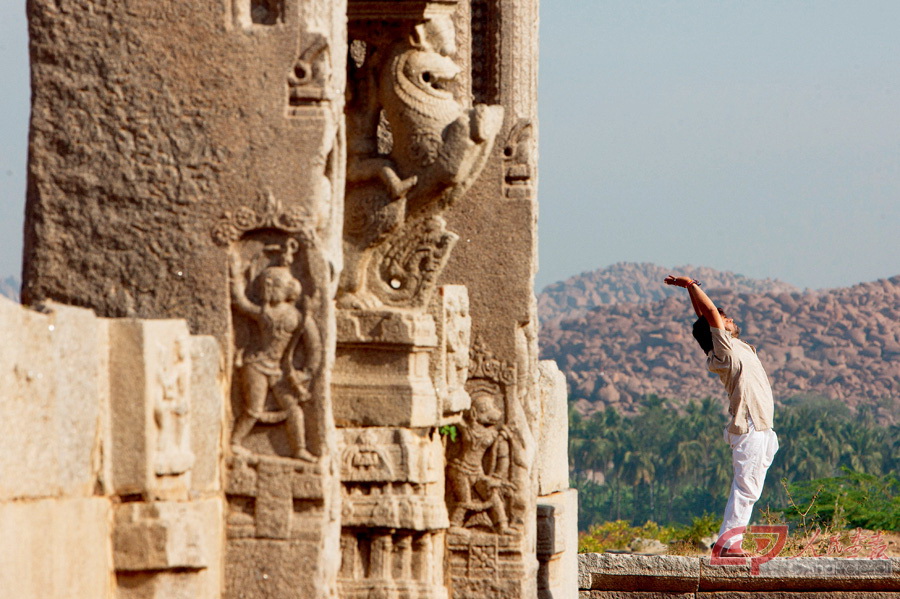 男子在印度卡纳塔克邦亨比遗迹旁练瑜伽.jpg