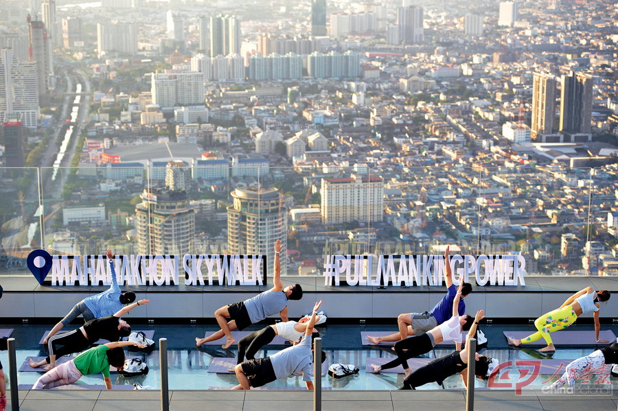 人们在泰国曼谷“大都会大厦”观景台上练瑜伽.jpg