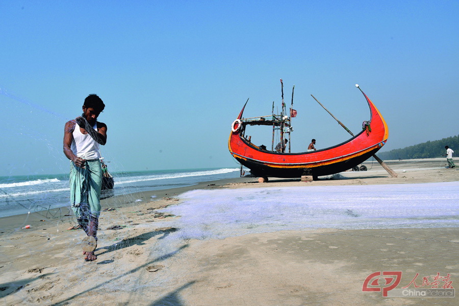 孟加拉国科克斯巴扎尔的渔民和当地传统渔船——月亮船-.jpg