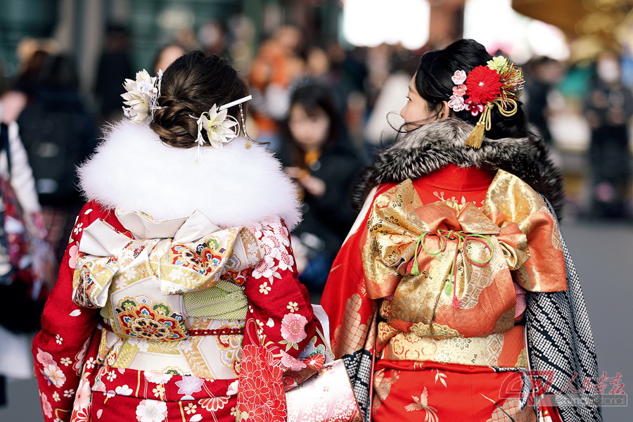 是身着和服的女子在日本千叶县参加“成人礼”.jpg