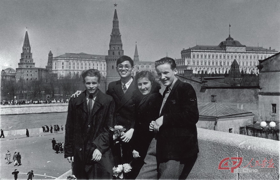 1950年中国工程院院士、俄罗斯科学院外籍院士李京文（左二）在莫斯科留学时与苏联同学在一起.jpg
