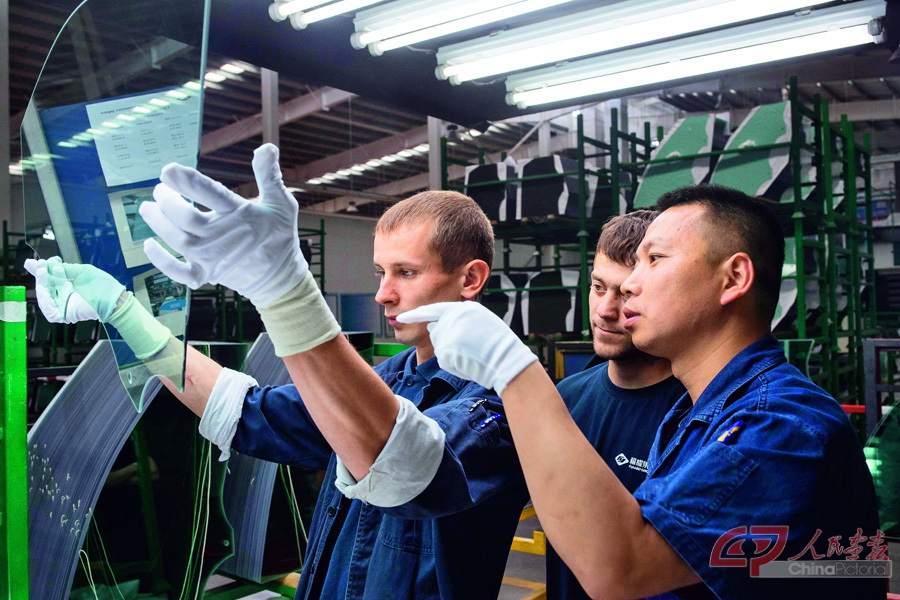 273929542_8   2017年俄罗斯卡卢加的福耀玻璃俄罗斯有限公司，中俄员工在车间检验玻璃产品-.jpg