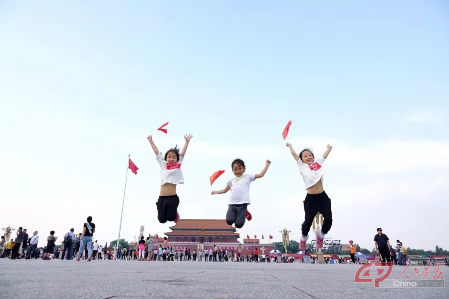 赵承顺-为祖国欢呼，广场上人们以不同方式为祖国庆生 (2).jpg