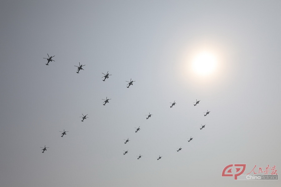 微信图片_20110528155925空中护旗梯队拉开了阅兵分列式的序幕.jpg