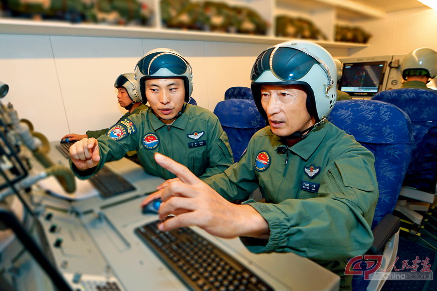 空军司令员丁来杭上将，在空警-2000预警机上担任指挥员。张东贺 摄.jpg