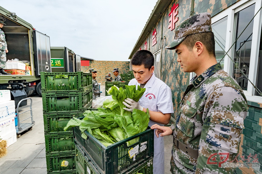 医疗防疫队队员对运送来的蔬菜进行抽检CJX22806.jpg