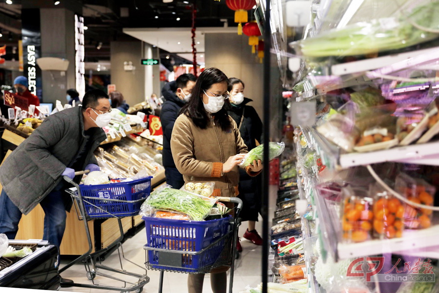 2020年1月29日，上海一家大型超市内，市民戴着口罩在选购蔬菜。不少市民都买了满满一车蔬菜食品，为了减少出行。拾城 周馨.jpg