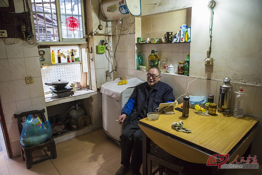 与户部巷一街之隔的老旧小区里，隐藏着经过改造的街区青龙巷。80多岁的徐老汉在这里居住多年，儿子住在别处，而他自己做饭，生活自理。.jpg