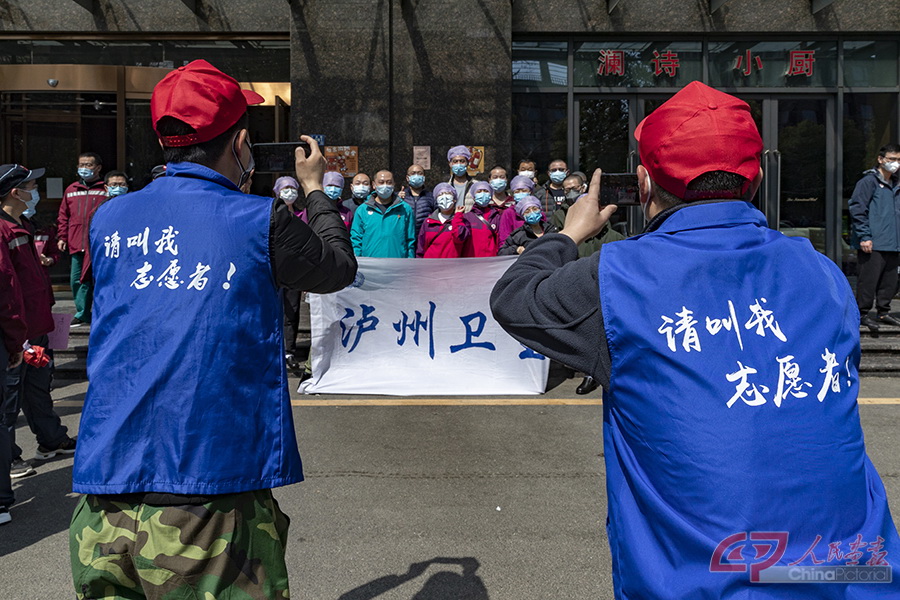 C医疗队撤离0317_29黑龙江第五批援鄂医疗队队员杨文：“第一次来武汉，要走了，有点激动。我第二次进舱的时候，一位患者跟我说，如果我好了，核酸检测是阴性，我愿意捐献我的血浆。”.jpg