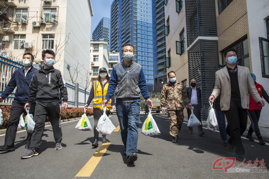 冯传利先生（中）和集团员工并社区志愿者送鱼给园博社区的困难户.jpg